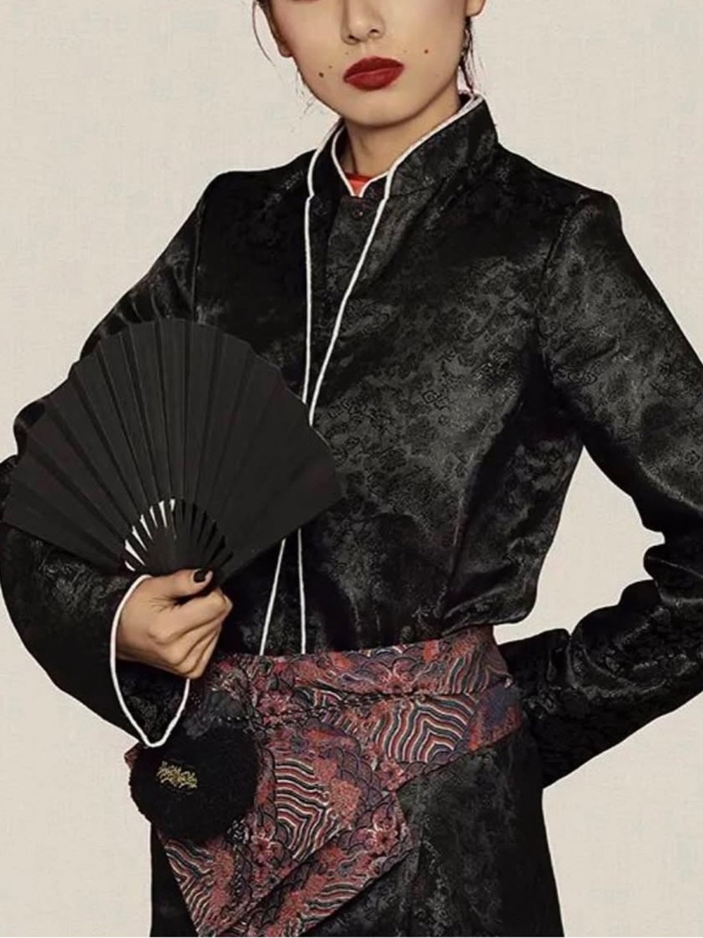 Dawang Black Cropped Mandarin-Style Jacket with Contrast Trim